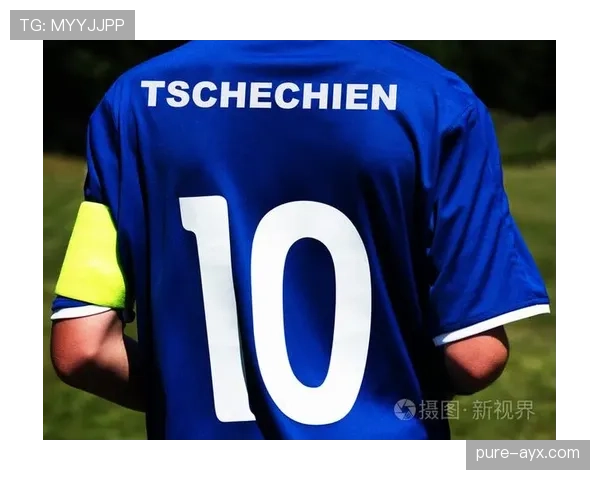 捷克国家队新球衣发布：红蓝白三色交织彰显激情与荣耀