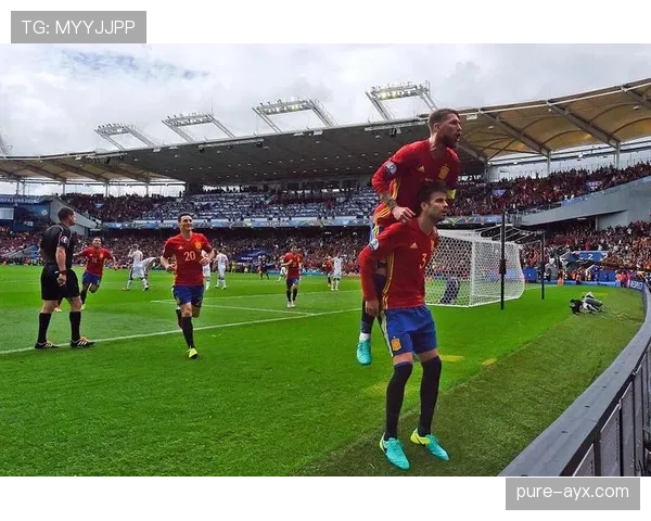 拉莫斯与皮克巅峰期中卫表现对比分析