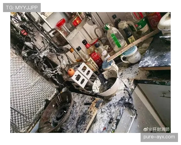 王昶家的冰箱里塞满了能量饮料，但厨房灶台从来没开过火